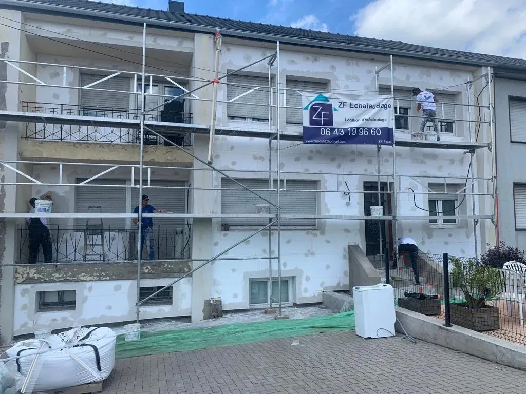 Application d'un enduit de finition sur une façade en cours de rénovation