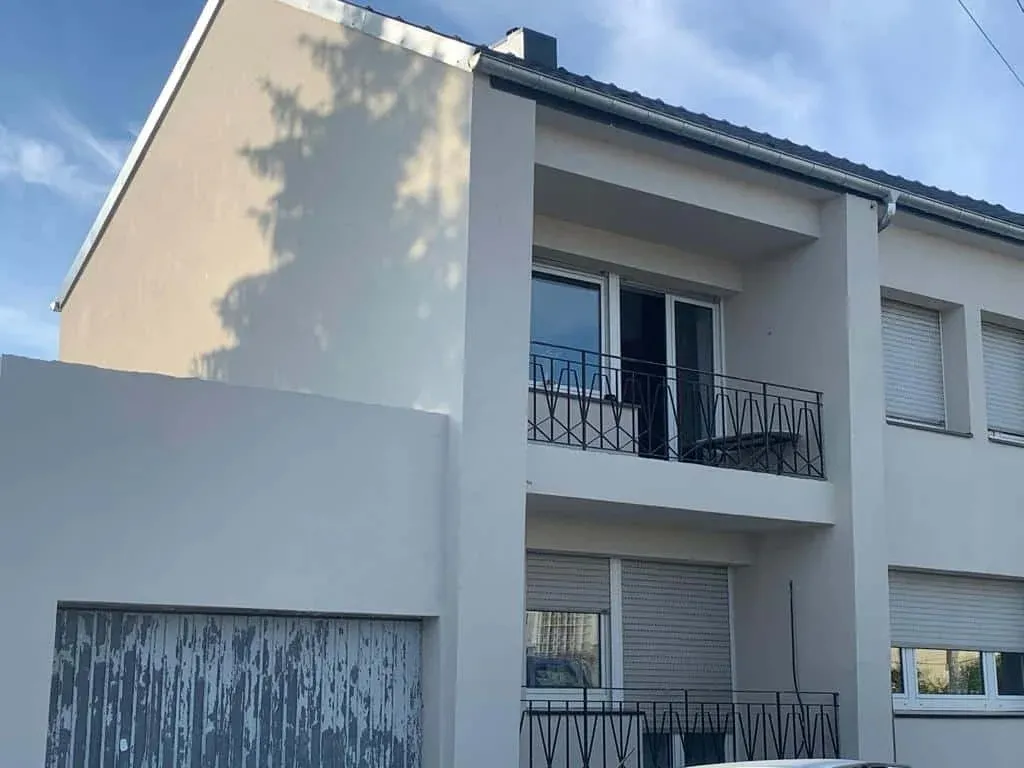 Application d'un enduit de finition sur une façade en cours de rénovation