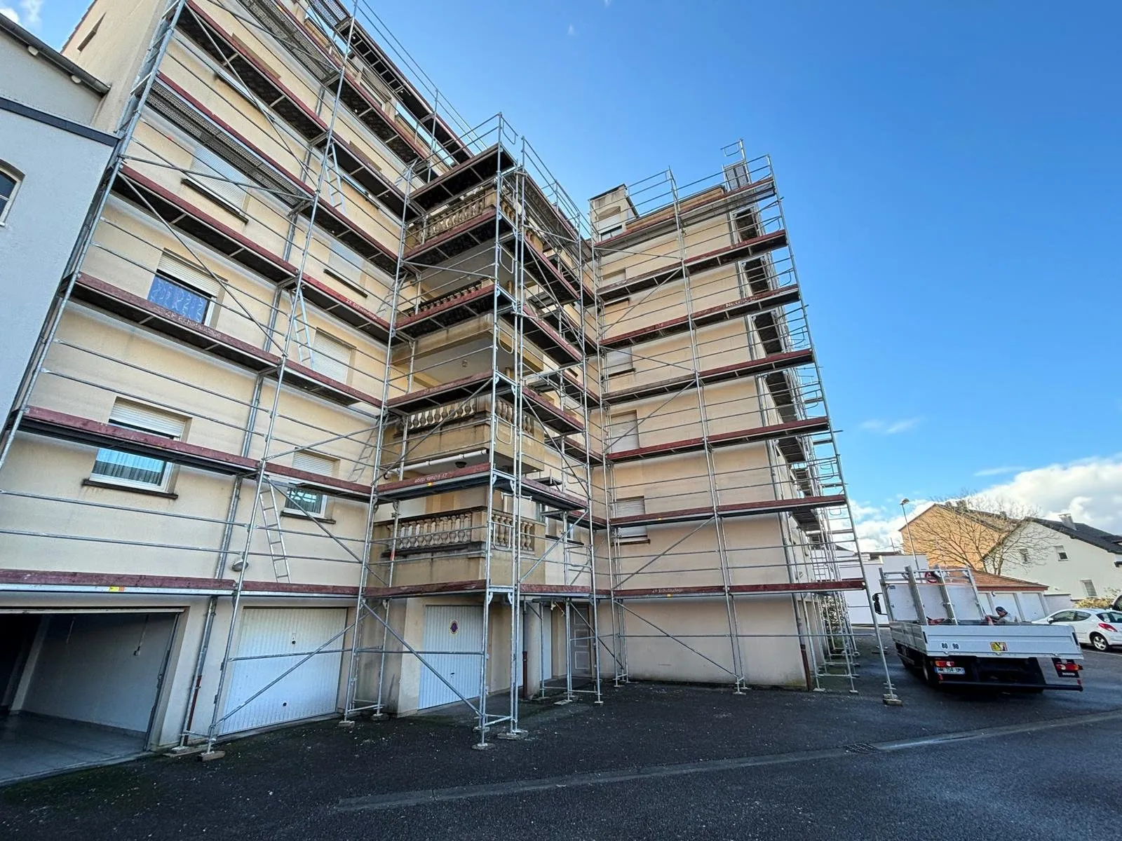 Échafaudage monté par ZF Façade sur un chantier de rénovation