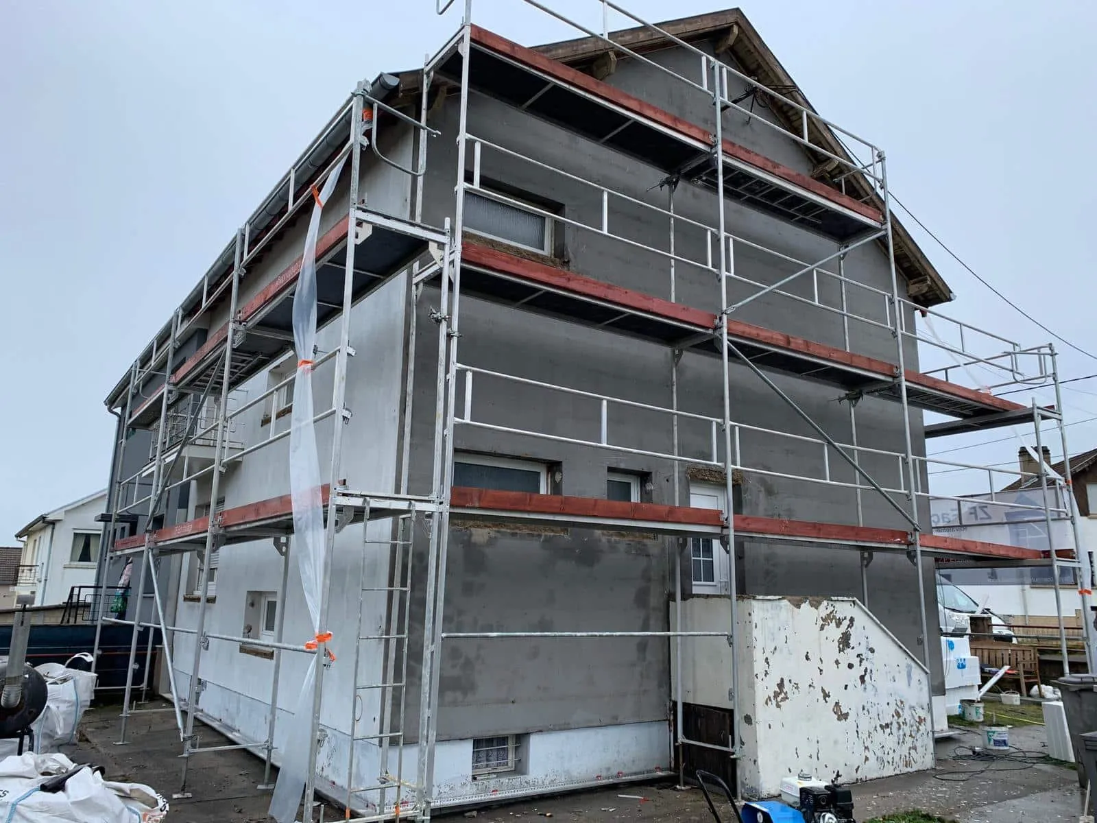 Échafaudage monté par ZF Façade sur un chantier de rénovation