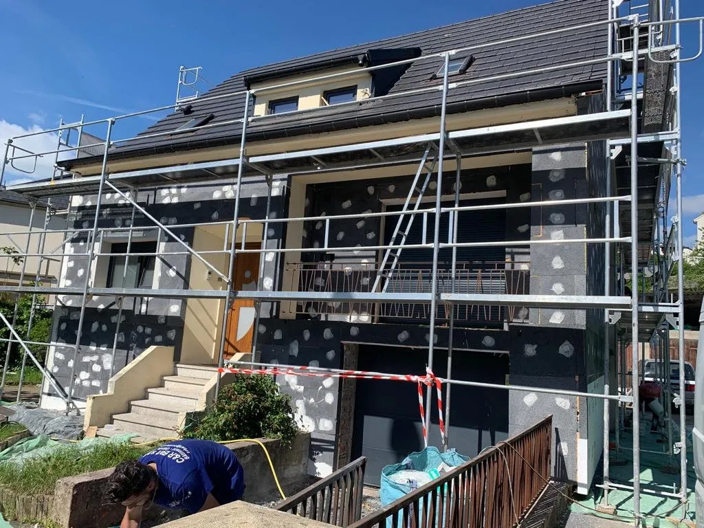 Échafaudage monté par ZF Façade sur un chantier de rénovation