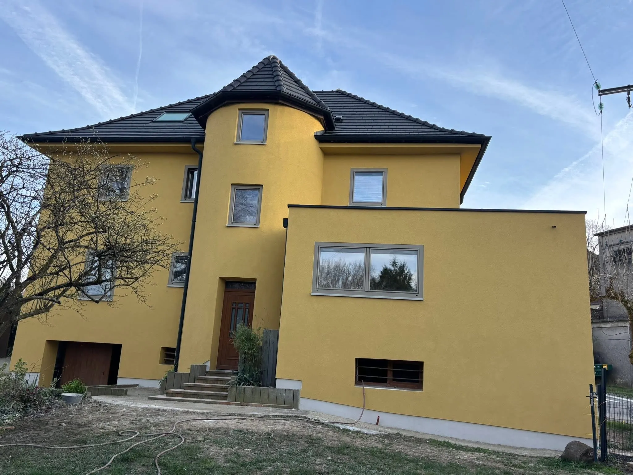 Pose de panneaux isolants sur la façade d'une maison — isolation thermique par l'extérieur en Moselle