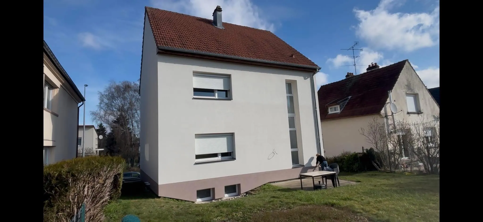 Pose de panneaux isolants sur la façade d'une maison — isolation thermique par l'extérieur en Moselle