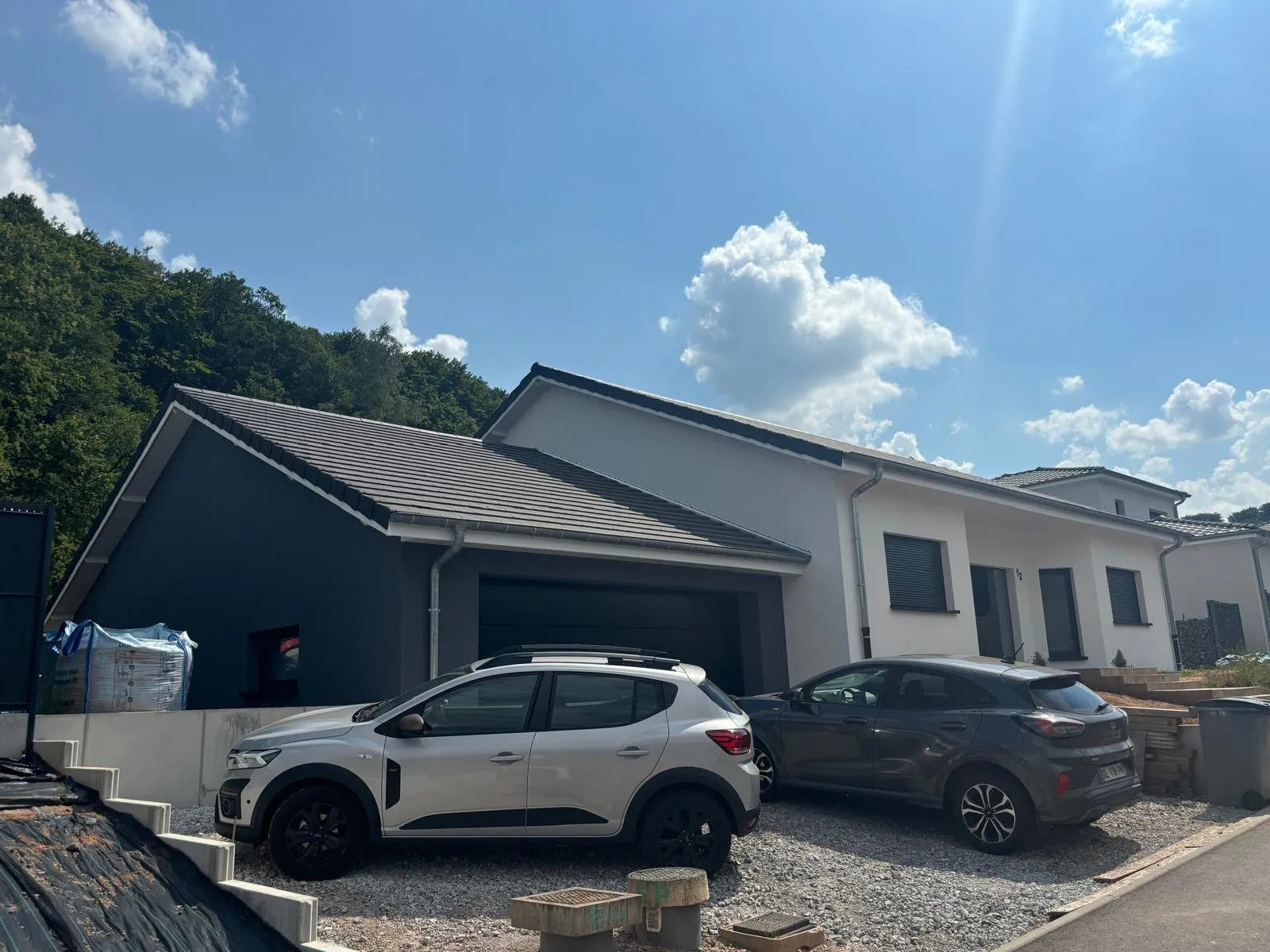 Façade de maison rénovée après ravalement complet par ZF Façade